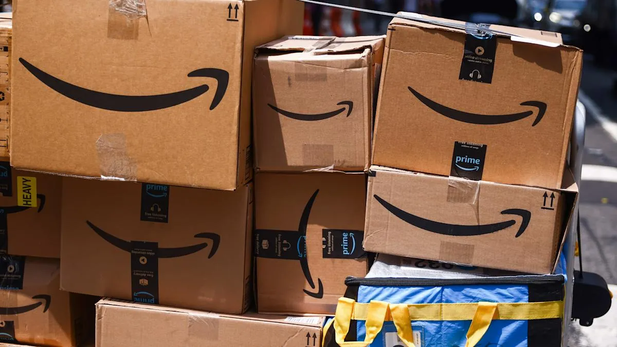 Beispiel von Amazon-Retouren: original verpackte Amazon-Pakete und -Kartons