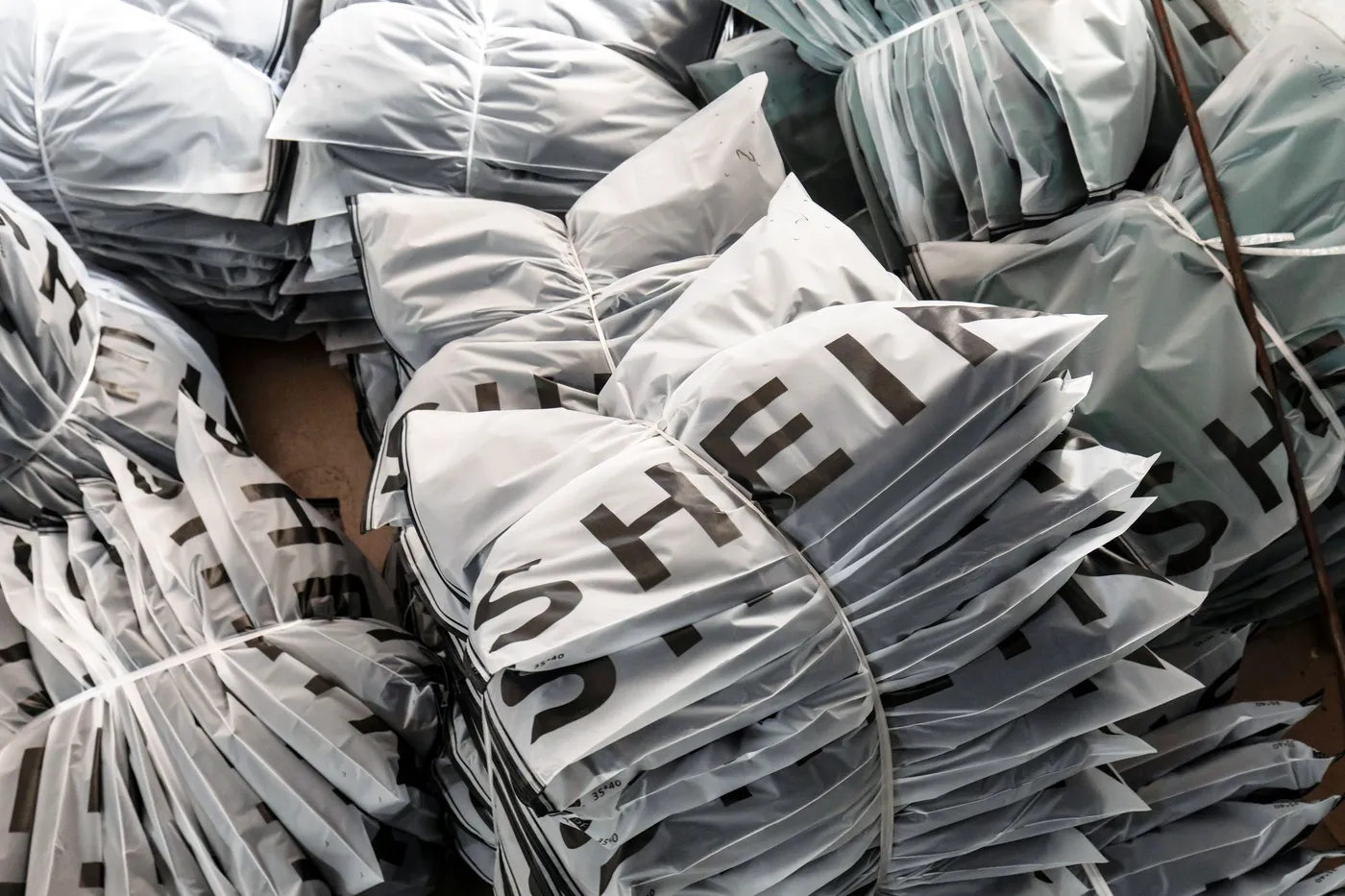 Beispiel einer Shein-Palette: original verpackte Shein-Ware in Versandbeuteln